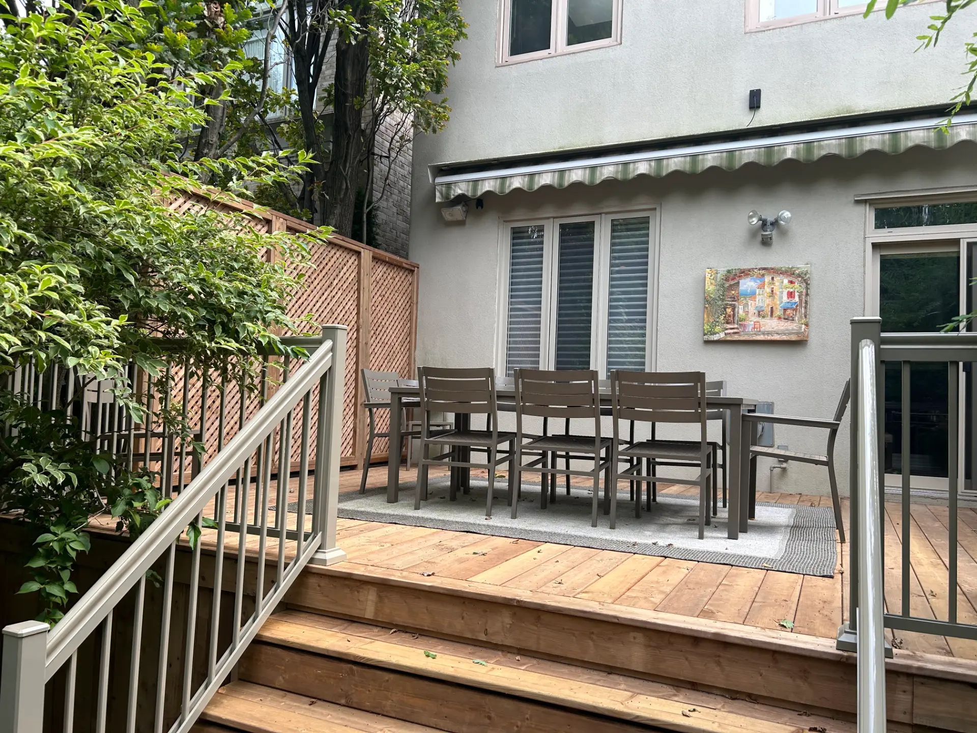 Cedar deck and dining area with painted railing | Moore Park